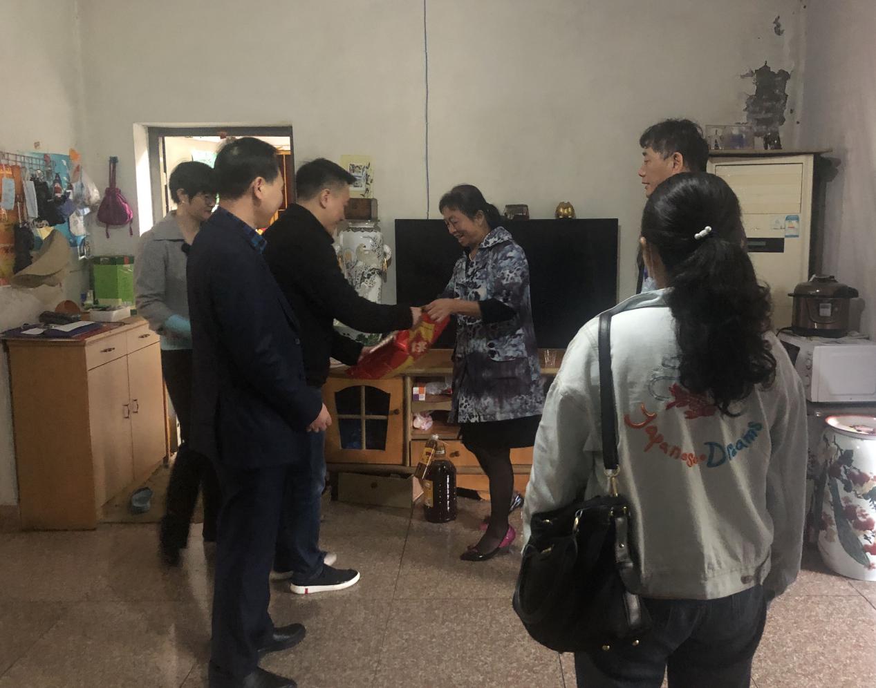 走訪慰問困難戶，真情關(guān)愛暖人心
