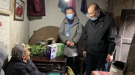集團(tuán)公司慰問“雙包雙?！鄙鐓^(qū)困難群眾