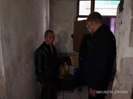 集團(tuán)公司慰問“雙包雙?！鄙鐓^(qū)困難群眾