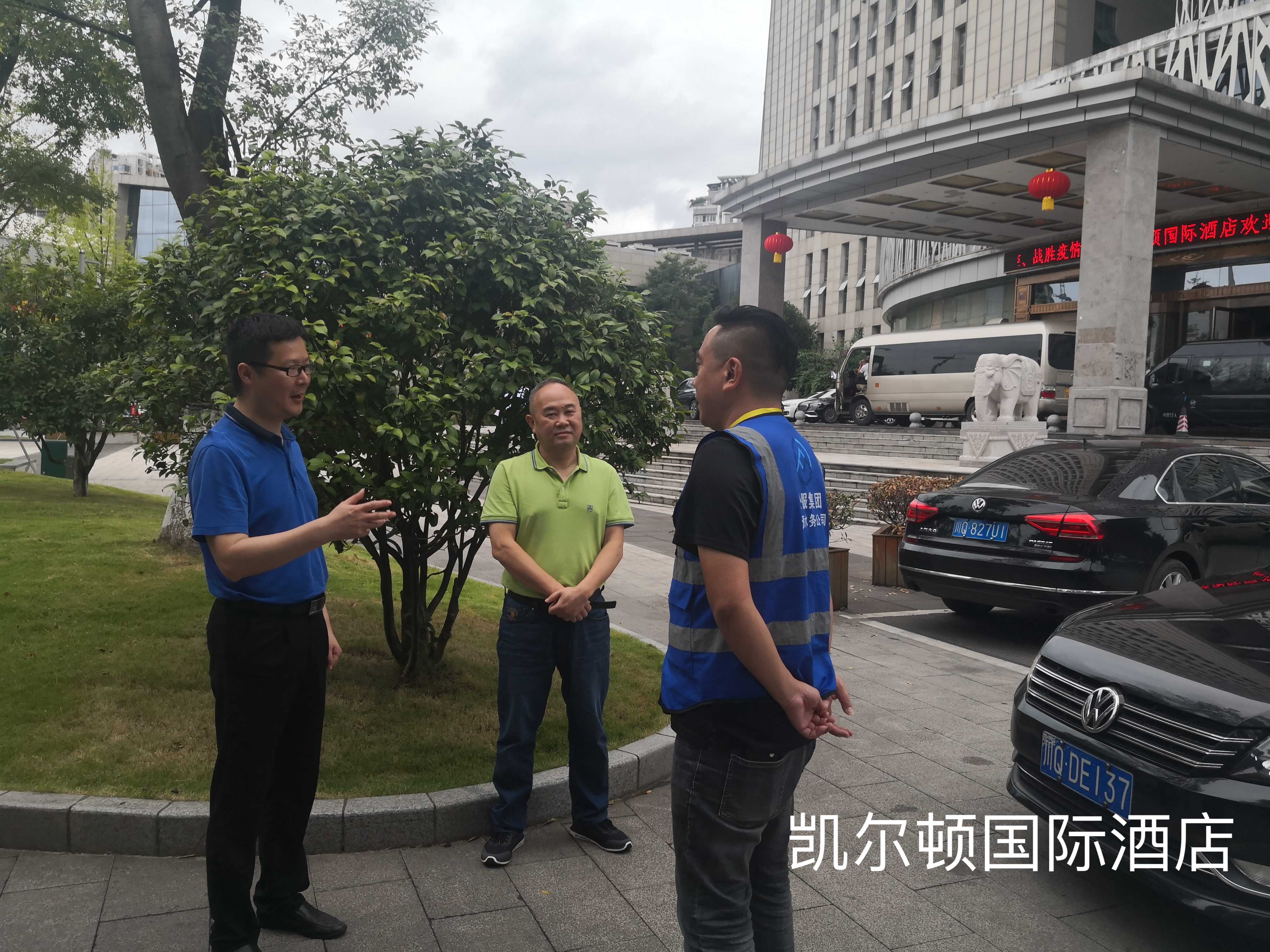 公服集團黨委委員、監(jiān)事會主席周威看望動力電池大會各保障點一線員工